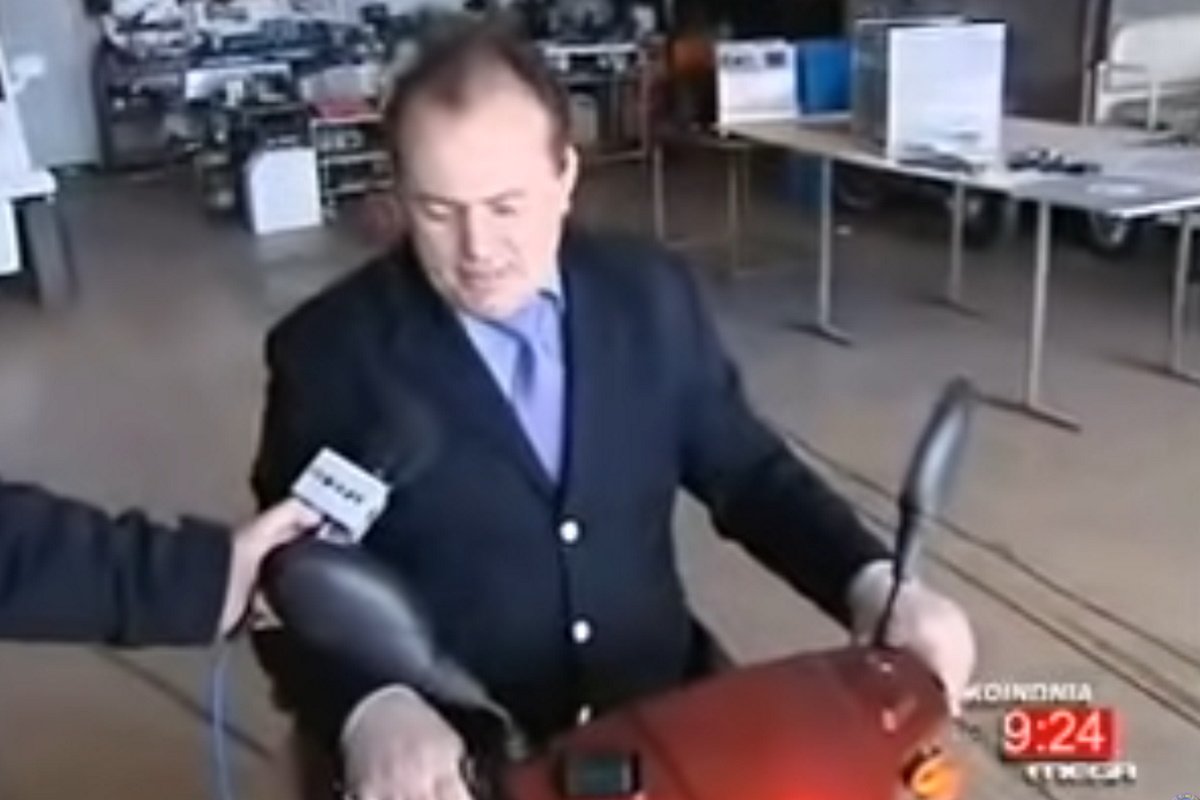 Το «παπί που γεμίζει με νερό»: Η πιο cult τούμπα της ελληνικής τηλεόρασης – Ο εφευρέτης που έπεσε αλλά δεν… λύγισε ποτέ!