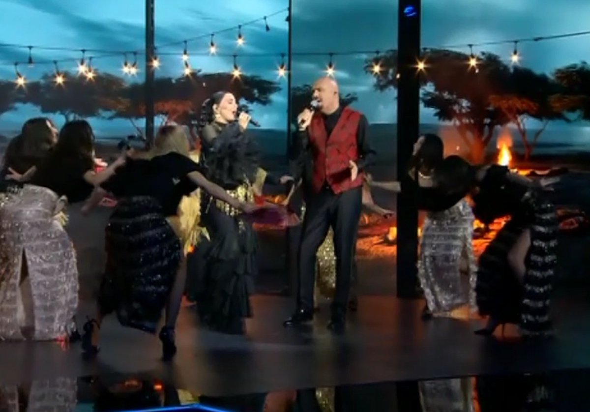 J2US: Σεντόνι έπαθε ο Σκουλός και ξέχασε τους στίχους: «Ποιος σε μάτιαξε;»