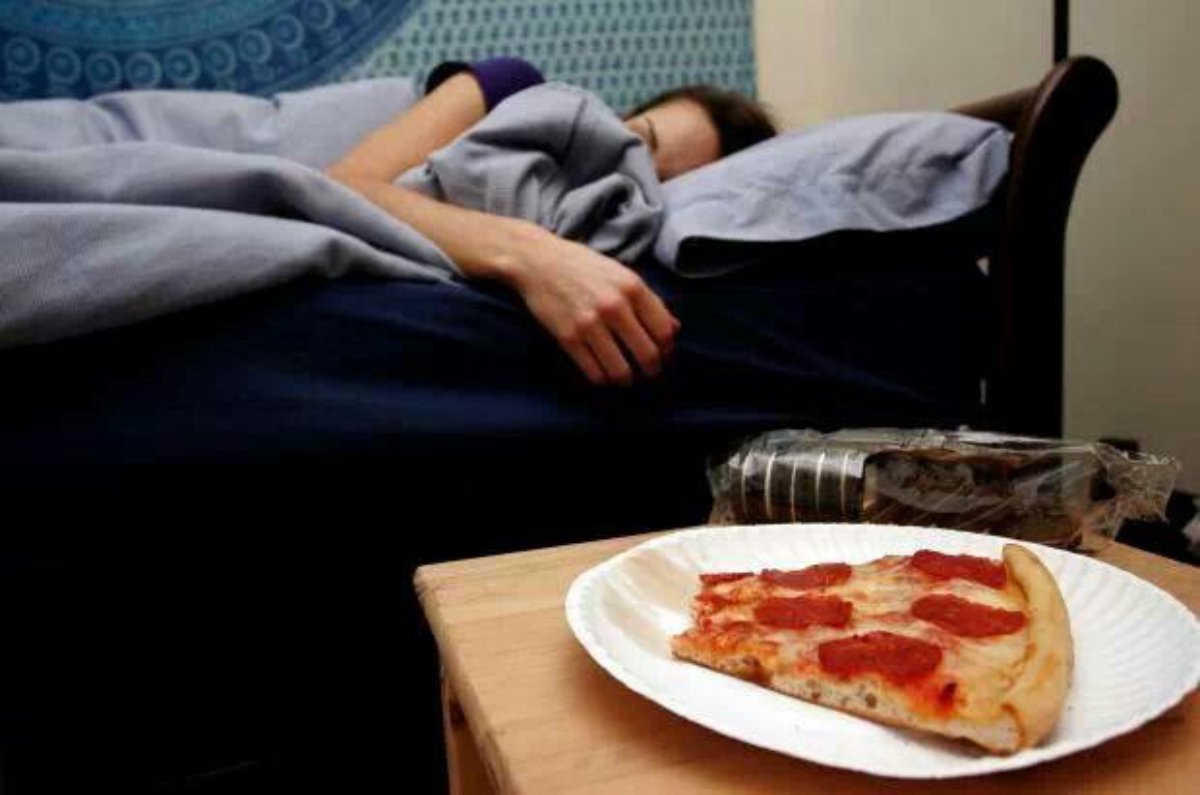 Γιατί δεν πρέπει να τρως πριν πέσεις για ύπνο; Ο «κανόνας των 3 ωρών» που κάνει θαύματα!