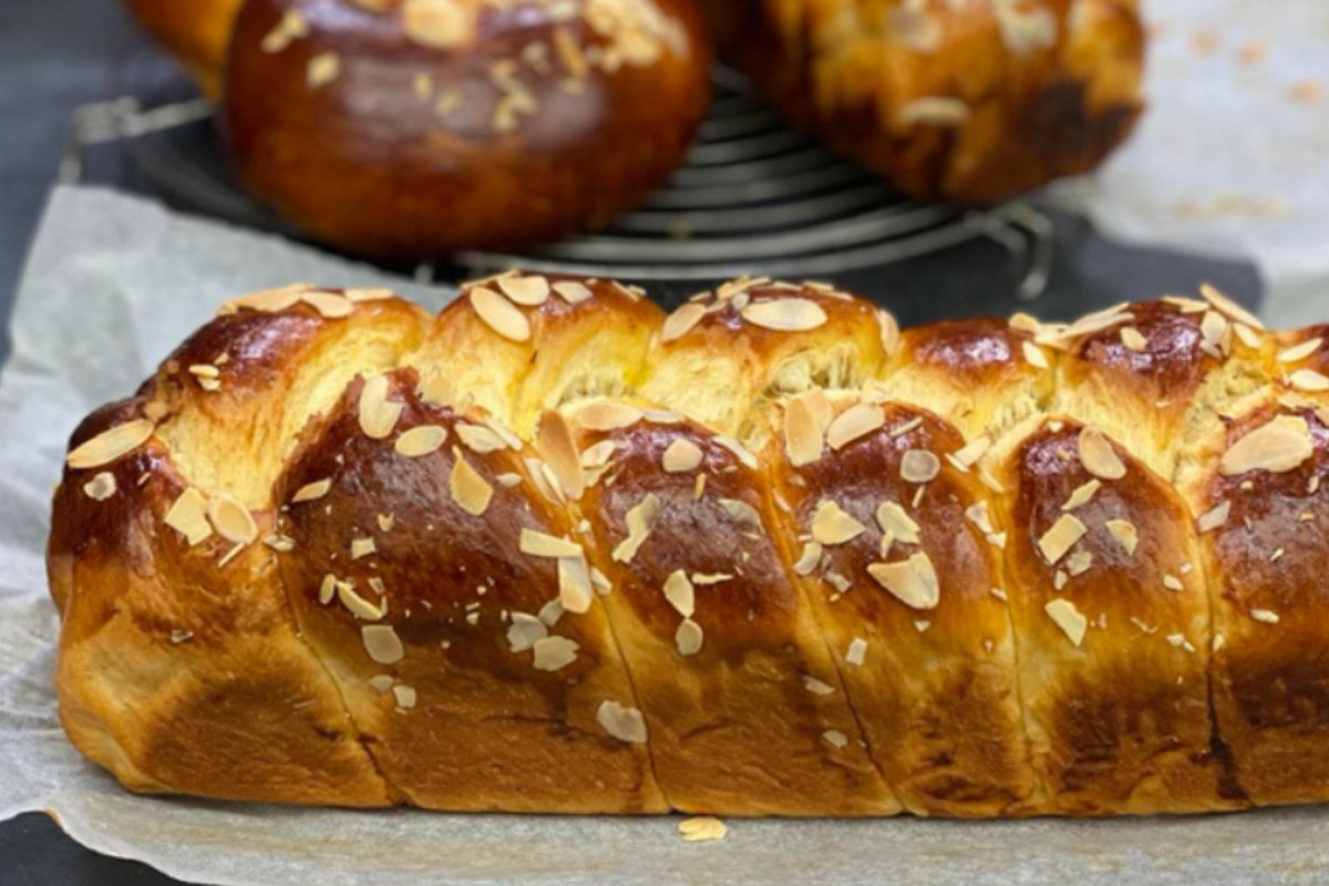 Εύκολα τσουρέκια χωρίς ζύμωμα, ιδανικά για… αρχάριους!