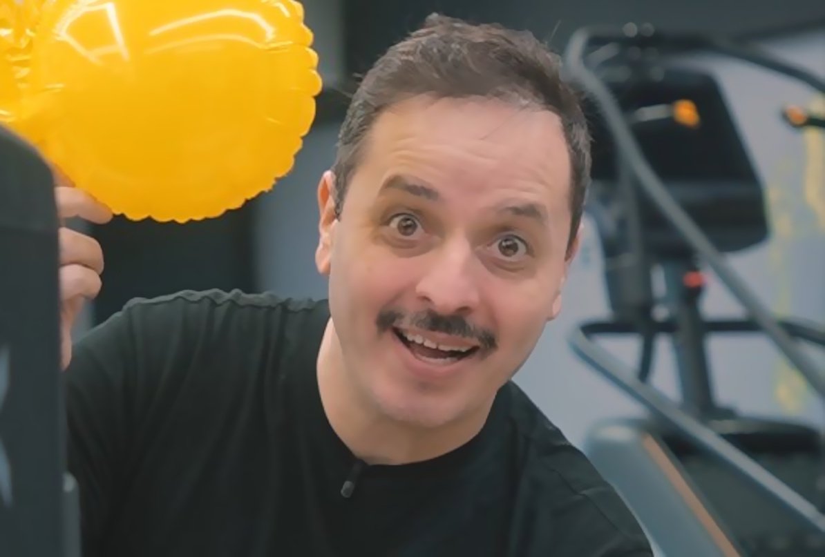 Αλέξανδρος Τσουβέλας: «Υπάρχουν όρια στη σάτιρα που πρέπει να τα ξεπερνάς για να σκάψεις πιο βαθιά…»