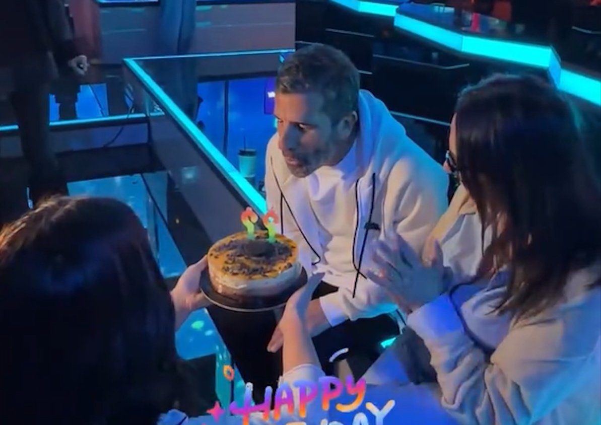 J2US – Θανάσης Βισκαδουράκης: Η έκπληξη για τα γενέθλιά του στις πρόβες