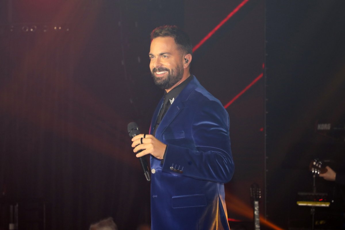 Ηλίας Βρεττός: Έπεσε θύμα άγριου ξυλοδαρμού στο νυχτερινό κέντρο που τραγουδούσε