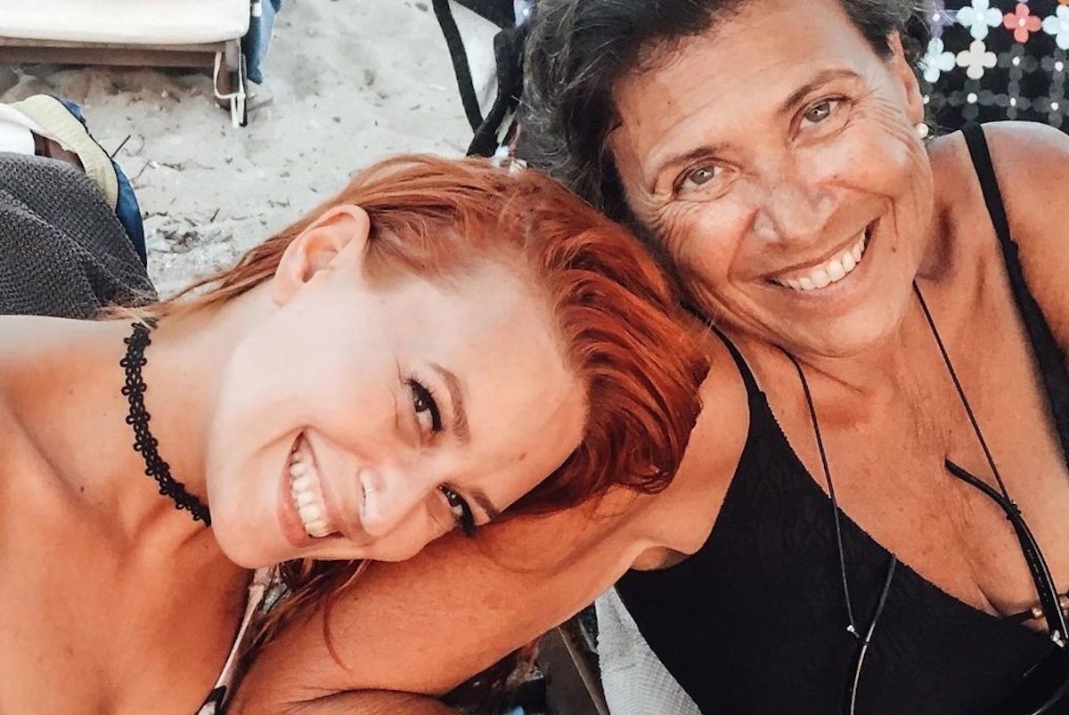 Συγκινεί η Σίσσυ Χρηστίδου: «Δεν μπορώ ακόμα να ακούσω τα φωνητικά μηνύματα της μαμάς μου»