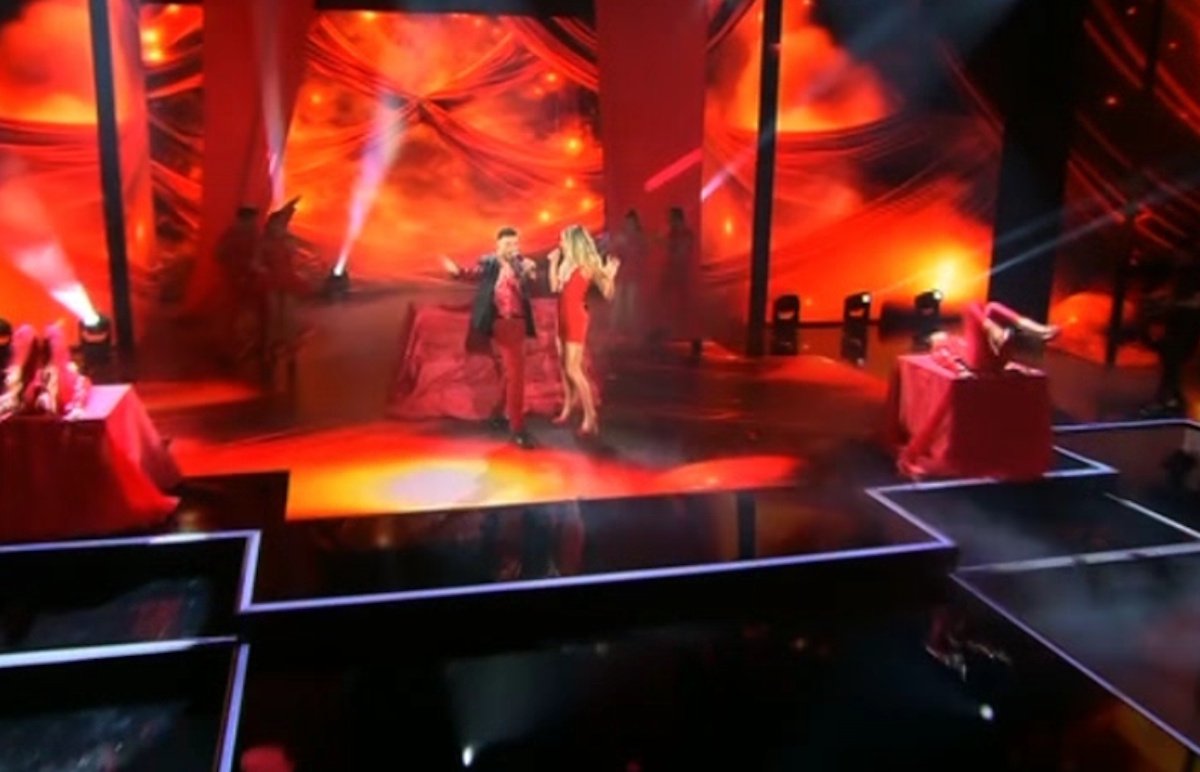 J2US: Φωτιά στα κόκκινα για  Παπαχαραλάμπους και Ζάρα – Γαρμπή: «Το κατέστρεψε το κουπλέ γιατί ήταν εκτός τόνου»