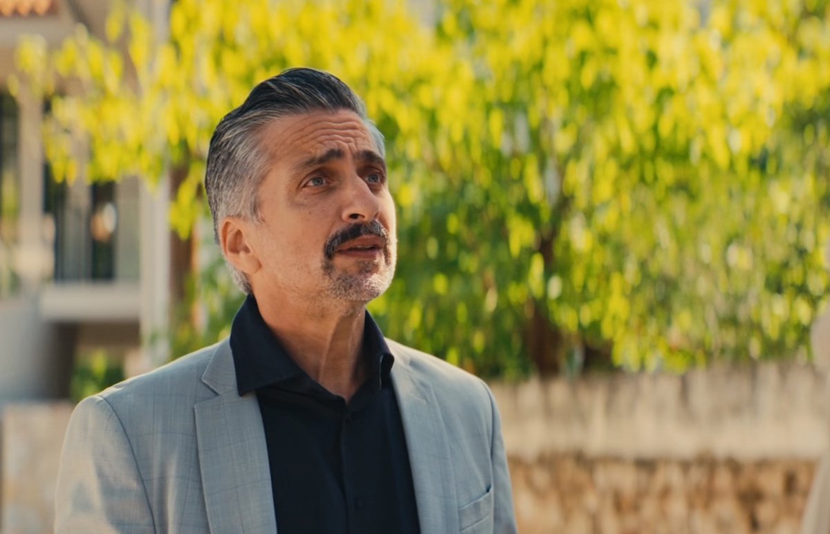 Γιατί ρε πατέρα: Ο αστυνόμος Φιλίππου πλησιάζει όλο και περισσότερο τα 3 αδέρφια