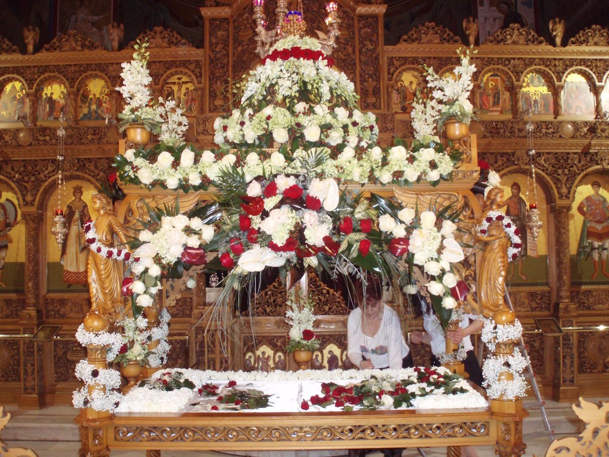 Επιτάφιος: Γνωρίζεις τι συμβολίζουν τα διαφορετικά χρώματα των λουλουδιών;