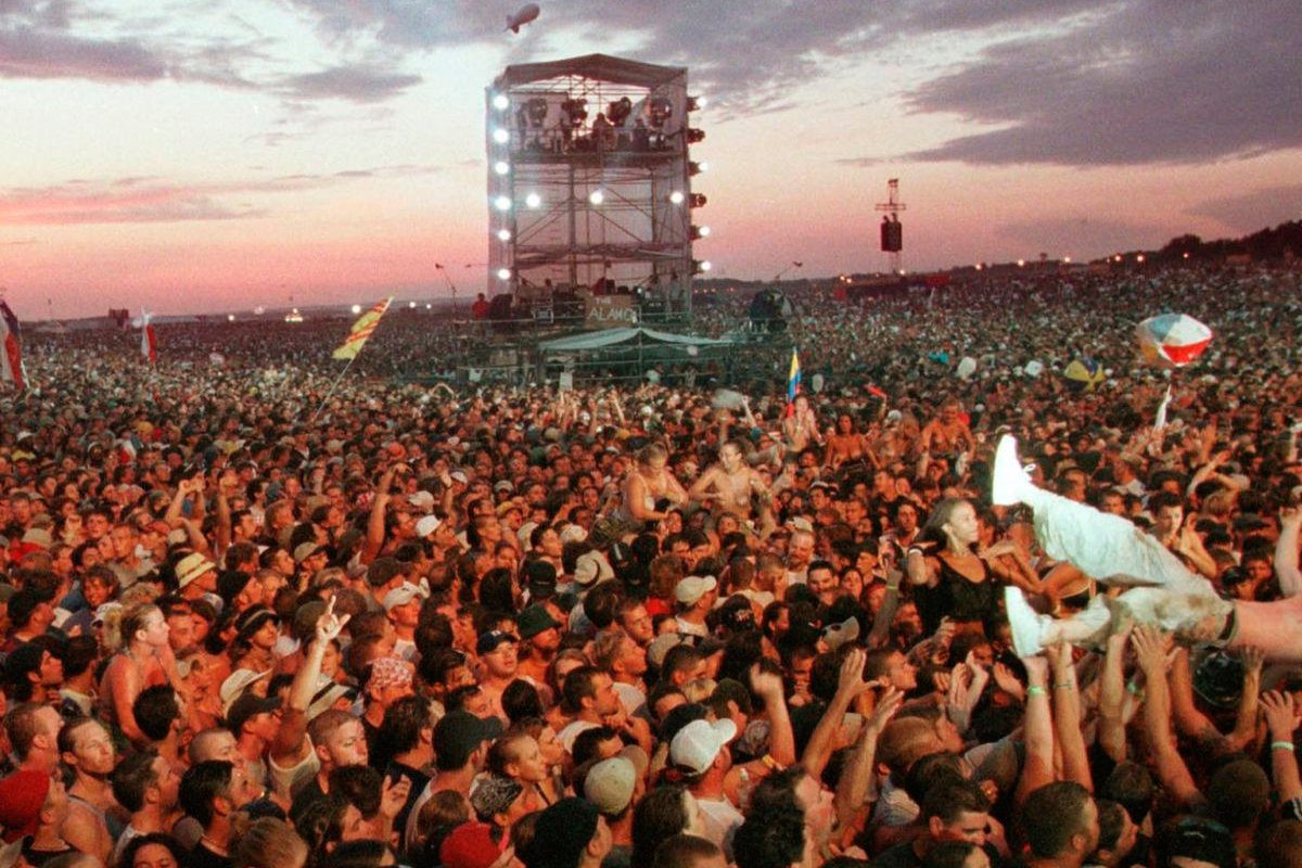 90s Νοσταλγία: Μήπως ήρθε η ώρα να ζήσουμε ξανά τις συναυλίες χωρίς κινητά;