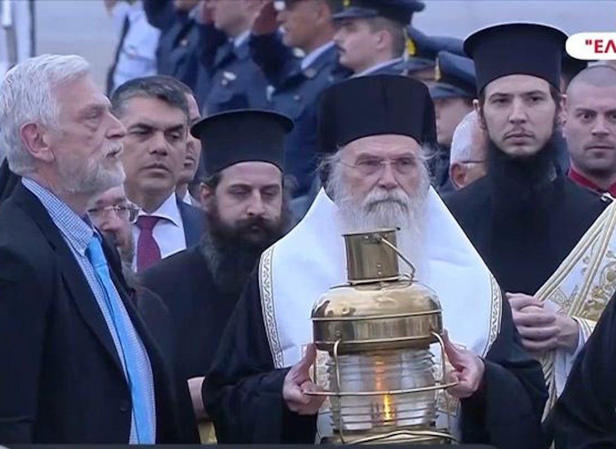 Έφτασε το Άγιο Φως στην Αθήνα