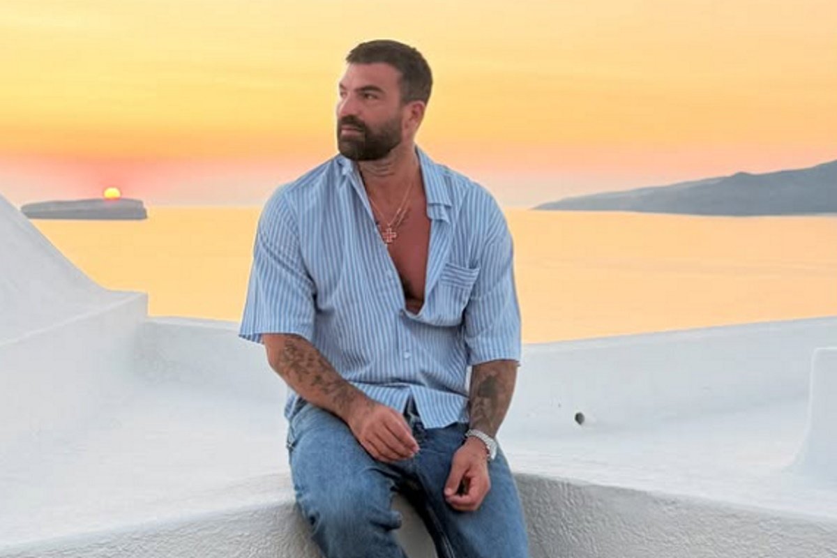 Δημήτρης Αλεξάνδρου: «Παρών» στην πρεμιέρα της Ρίας Ελληνίδου – «Σήμερα είναι το bachelor μου»