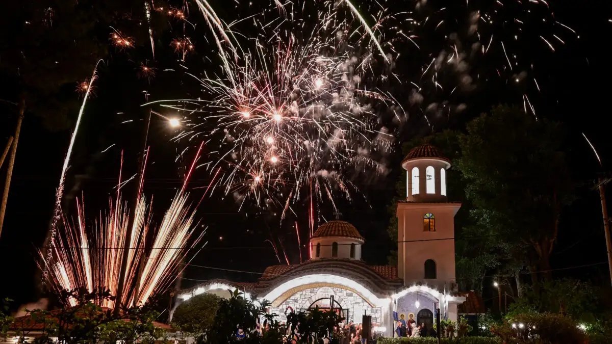 «Χριστός Ανέστη» αντήχησε από άκρη σε άκρη σε όλη την Ελλάδα