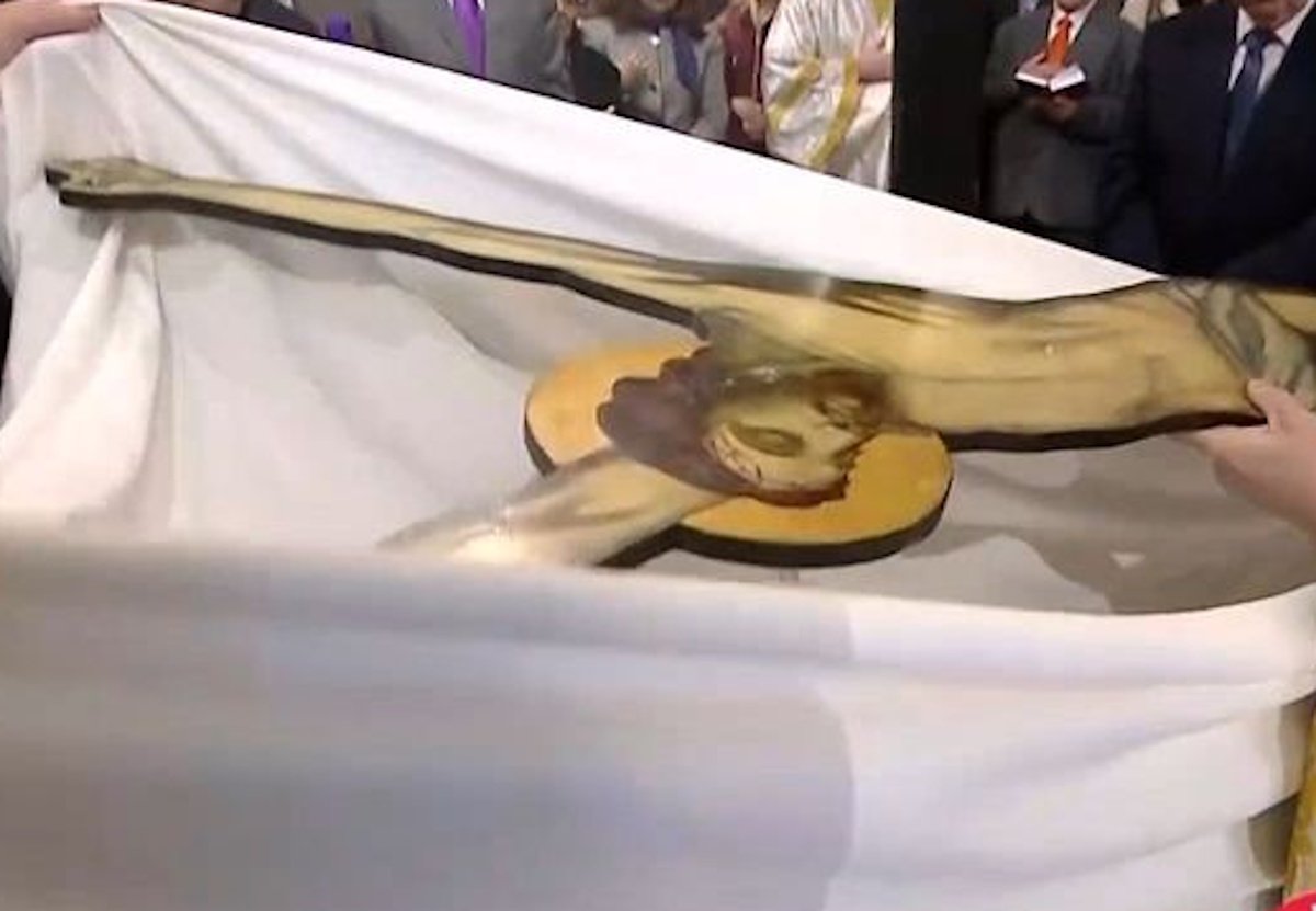 Πάσχα: Με κατάνυξη οι τελετές της Αποκαθήλωσης – Η κορύφωση του Θείου Δράματος