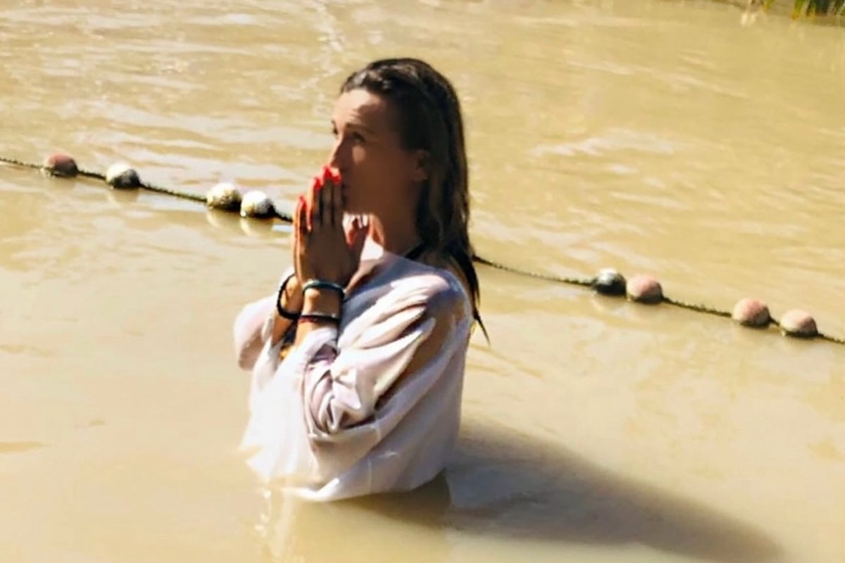 Πηγή Δεβετζή: Οι φωτογραφίες από τη βάφτισή της στον Ιορδάνη Ποταμό – «Αξέχαστη εμπειρία»