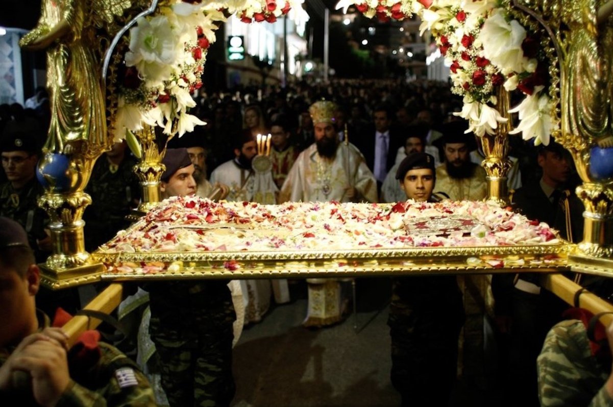 Εσύ ξέρεις γιατί περνάμε κάτω από τον Επιτάφιο;