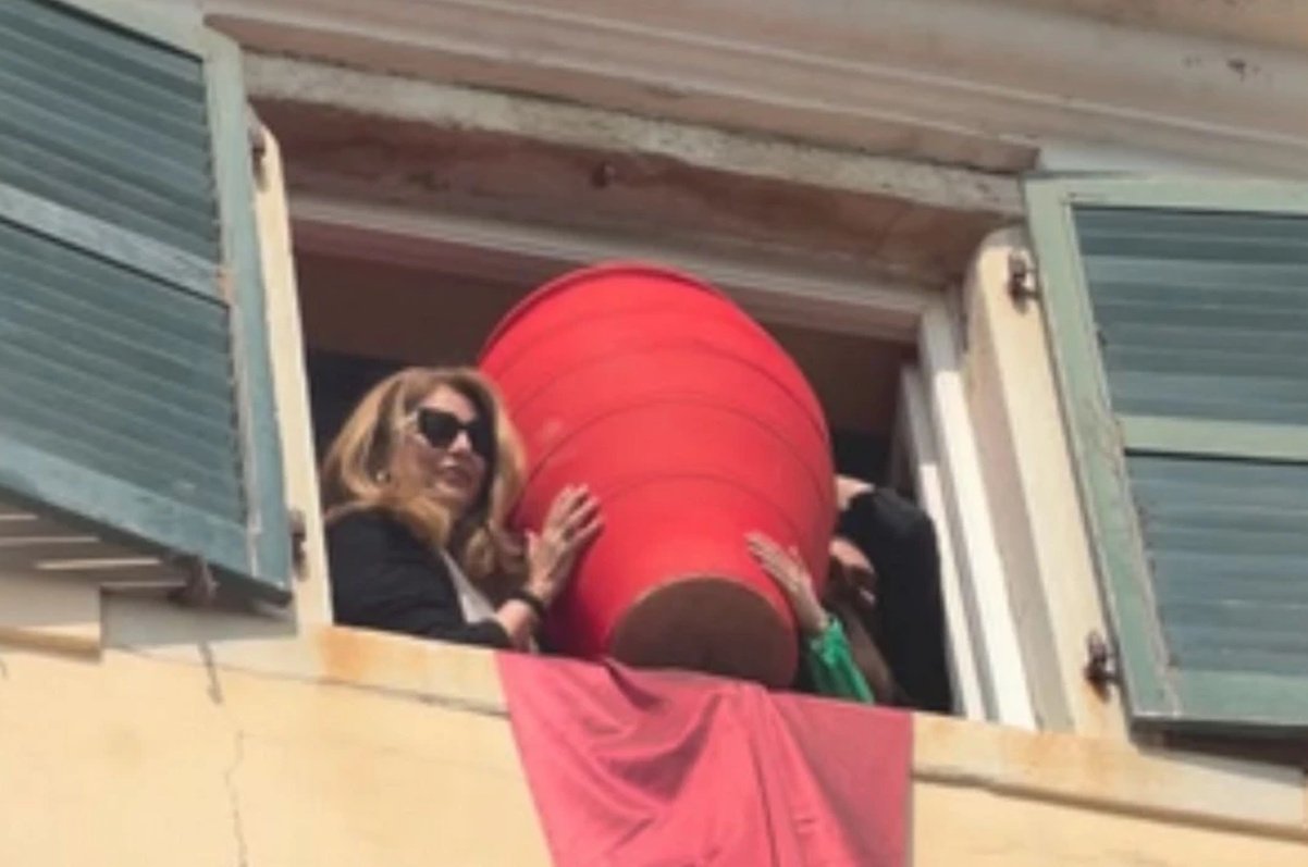 Η Άντζελα Γκερέκου πέταξε τη στάμνα στην πρώτη Ανάσταση – Το βίντεο της Σίσσυς Χρηστίδου