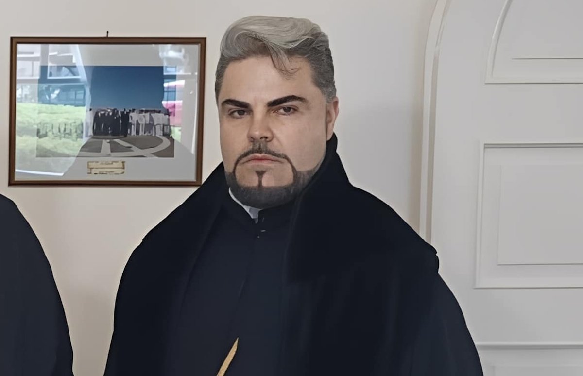 Ποιος είναι ο στρατιωτικός ιερέας της Καλαμάτας που «έριξε» το διαδίκτυο με την προσεγμένη του εμφάνιση