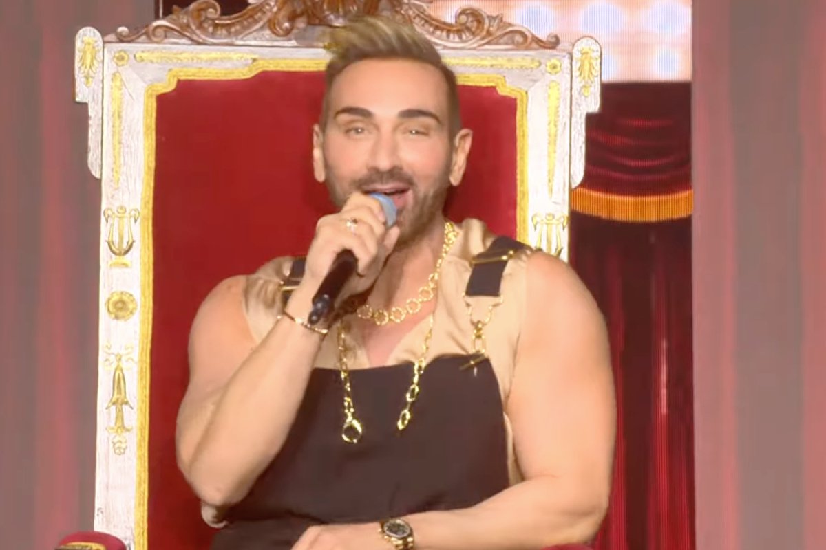 J2US: Με βασιλικό αέρα ο Νίκος Κοκλώνης – Φαντασμαγορική έναρξη στο 9ο live!