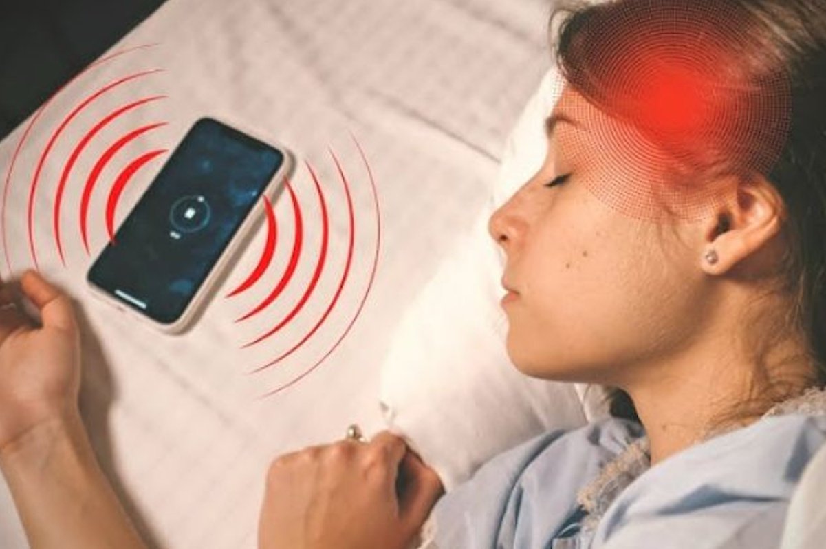 Γιατί δεν πρέπει να κοιμάσαι με το κινητό δίπλα σου