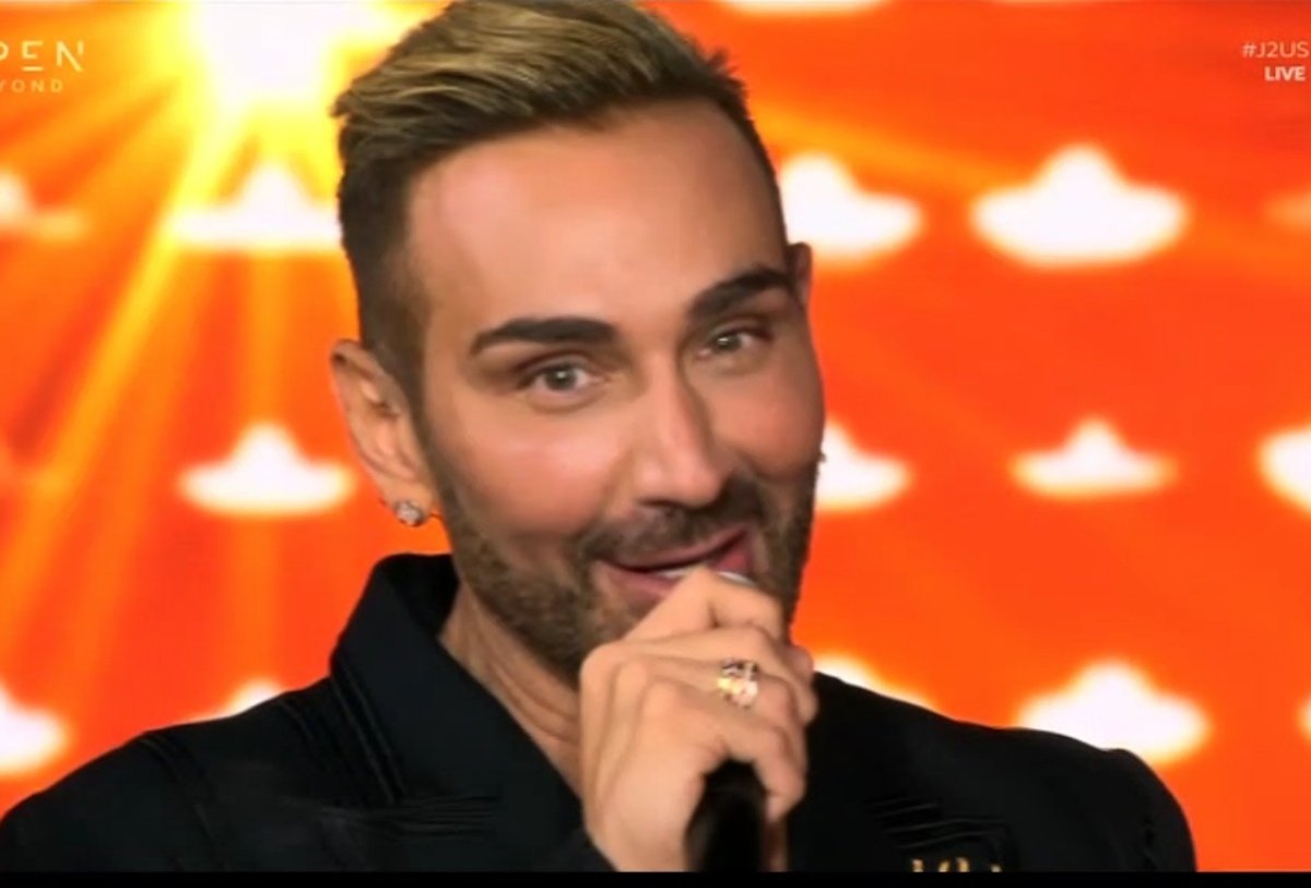 J2US: Ο Νίκος Κοκλώνης έπιασε το μικρόφωνο και χάρισε ρεσιτάλ ερμηνείας γιατί… «αρέσω παιδί μου αρέσω»