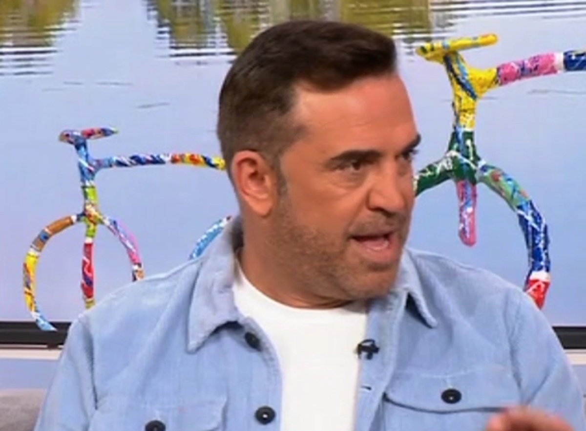 Στέφανος Κωνσταντινίδης: «Για αυτόν τον λόγο κοιμάμαι στον καναπέ – Νωρίτερα έχω καληνυχτίσει τα παιδιά μου με βιντεοκλήση»