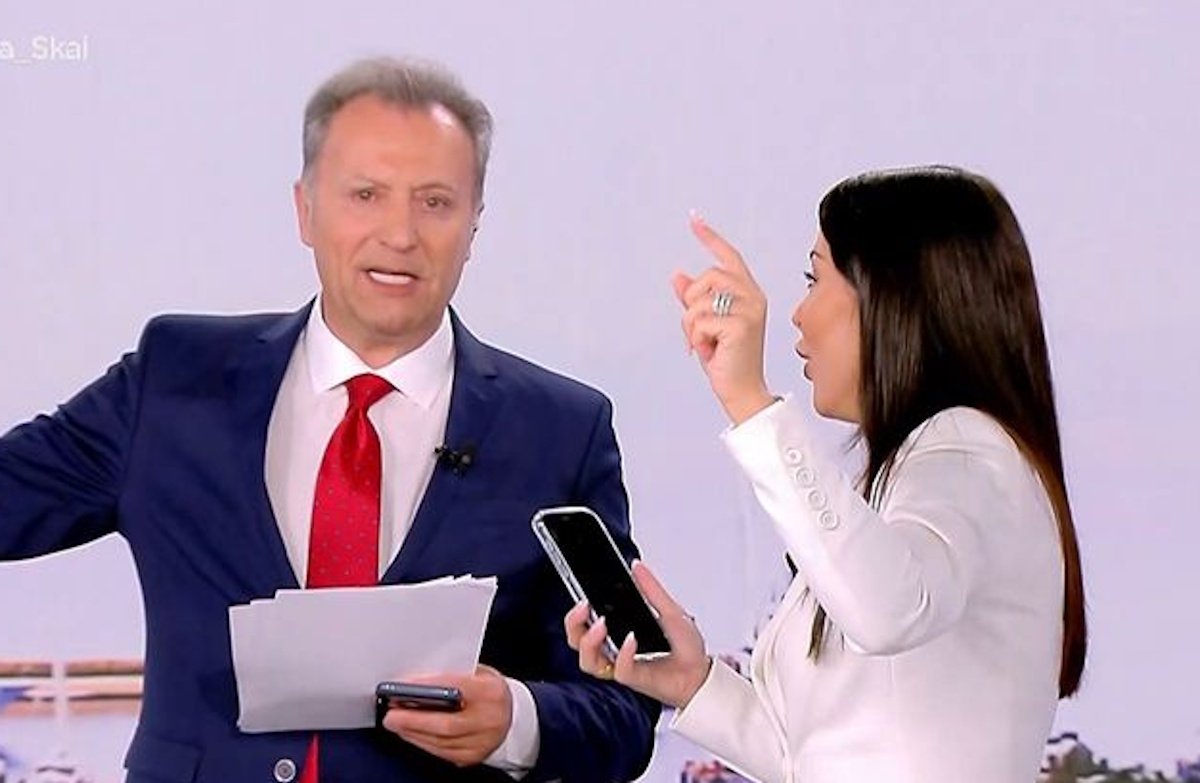 Η Αφροδίτη Λατινοπούλου μιμήθηκε τη Ζωή Κωνσταντοπούλου και τράβηξε βίντεο: «Με χτυπήσατε; Θα σας καταγγείλω»