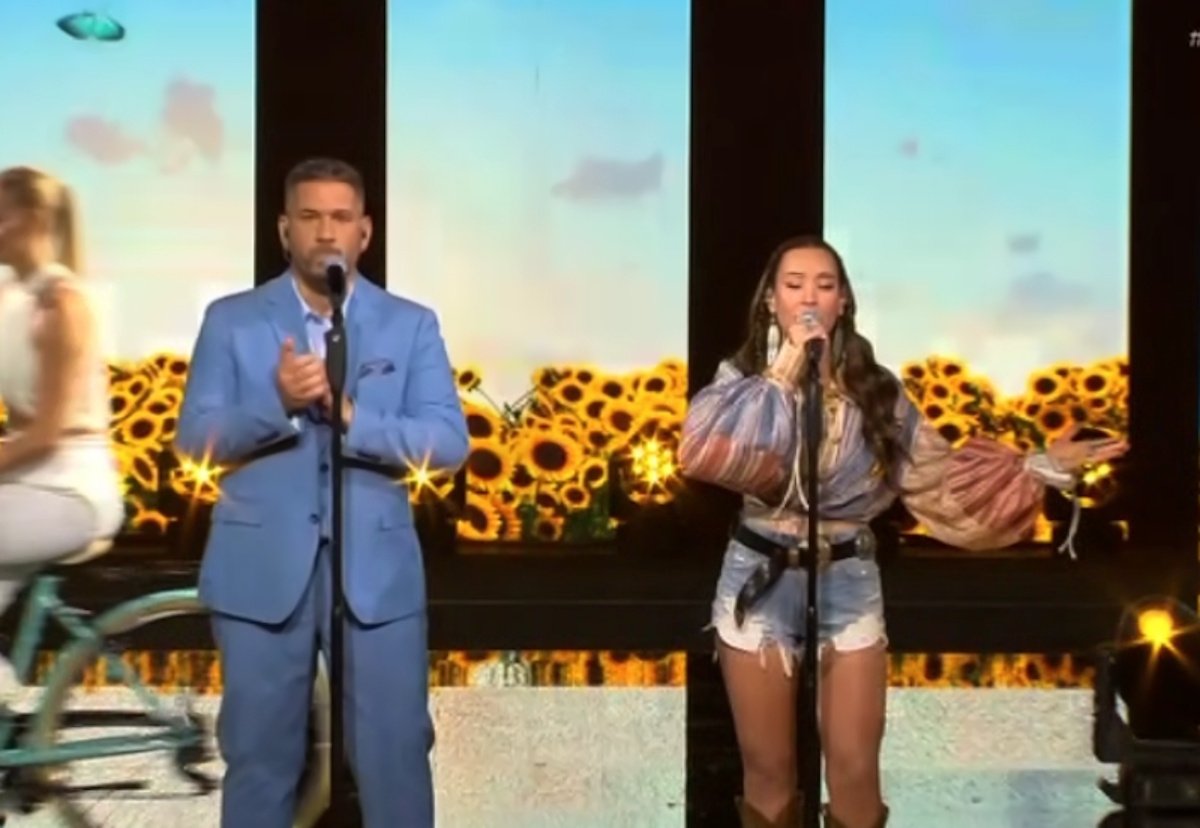 J2US: Εκτός κλίματος του τραγουδιού ο Λεμπιδάκης – «Ήταν σαν εμβατήριο λες και κάναμε παρέλαση στην Κόκκινη Πλατεία»