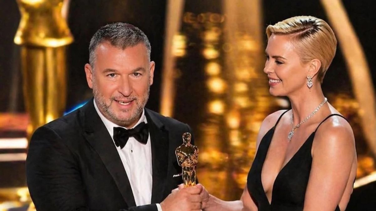 Ο Γιώργος Λιάγκας ποζάρει με ΑΙ βραβείο: «Δεν διευκρίνισε αν το δίνω ή το παίρνω»