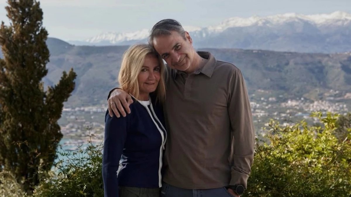 Κυριάκος Μητσοτάκης: Οι ευχές του για τον Πάσχα και το σχόλιο της Μαρίας Σάκκαρη