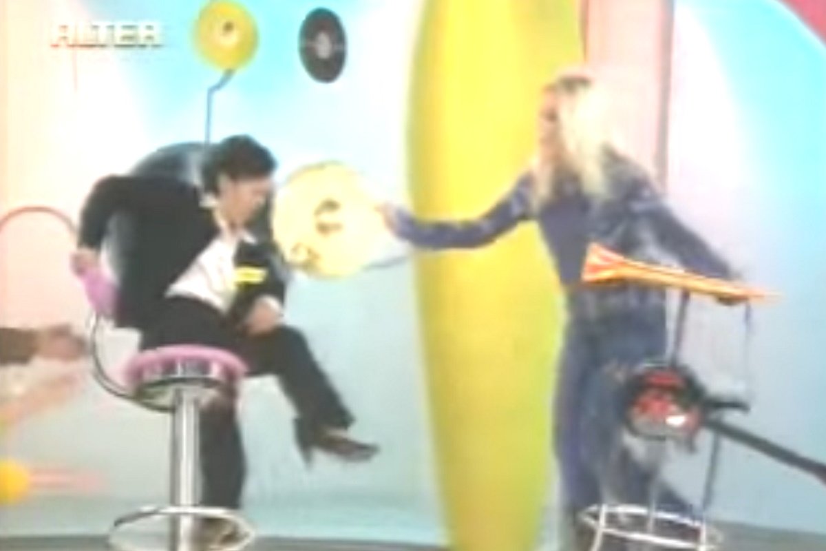 «Ωπ! Όχι! Έπεσε…»: Όταν το «παρατράγουδο» της Αννίτας Πάνια «έφυγε» σε αργή κίνηση από το σκαμπό – Η επική αντίδραση!