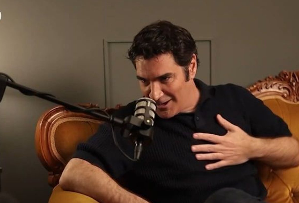 Χριστόφορος Παπακαλιάτης: «Έτσι όπως είμαι στο περίπτερο, αρχίζω και ακούω κάτι κοριτσάκια να ουρλιάζουν…»