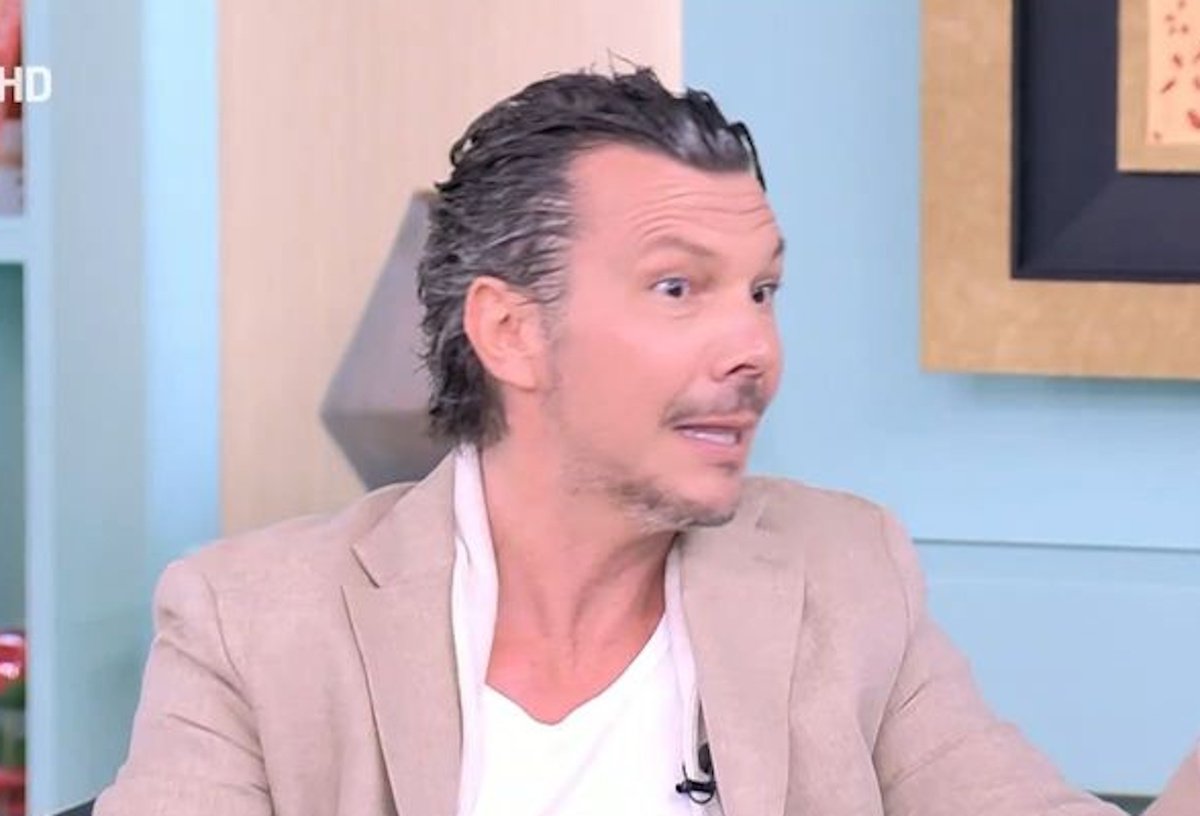 Ιωάννης Παπαζήσης: «Έγραψε ένα πολύ κακό σχόλιο για εμένα – Μπήκα να δω και ήταν με εσώρουχο στον καναπέ και με ένα πούρο»