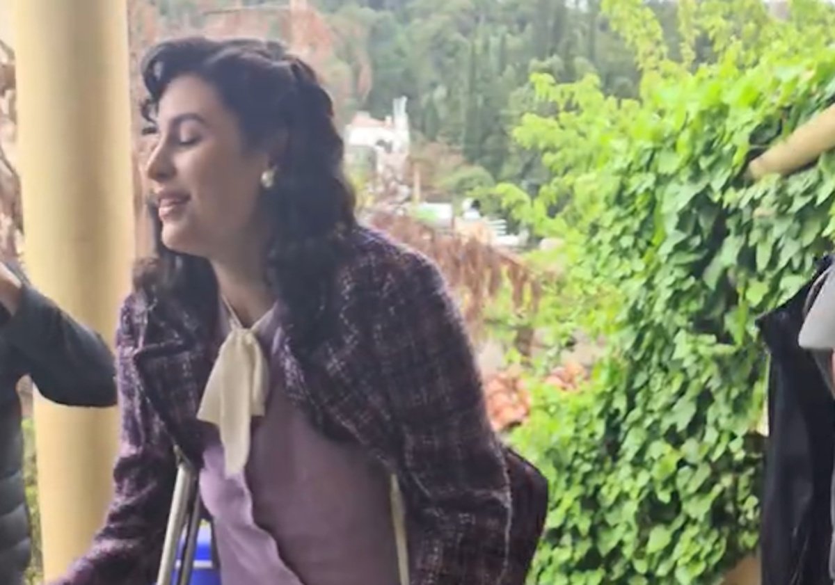 Ατύχημα για τη Δανάη Παππά: Με πατερίτσες και γύψο στα γυρίσματα του «Άγιου Έρωτα»