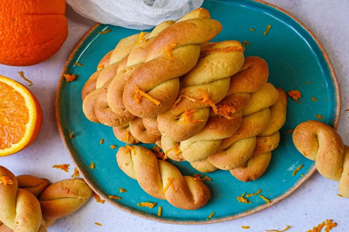 Συνταγή: Πασχαλινά κουλουράκια που μοσχοβολούν βανίλια και παιδικές αναμνήσεις!