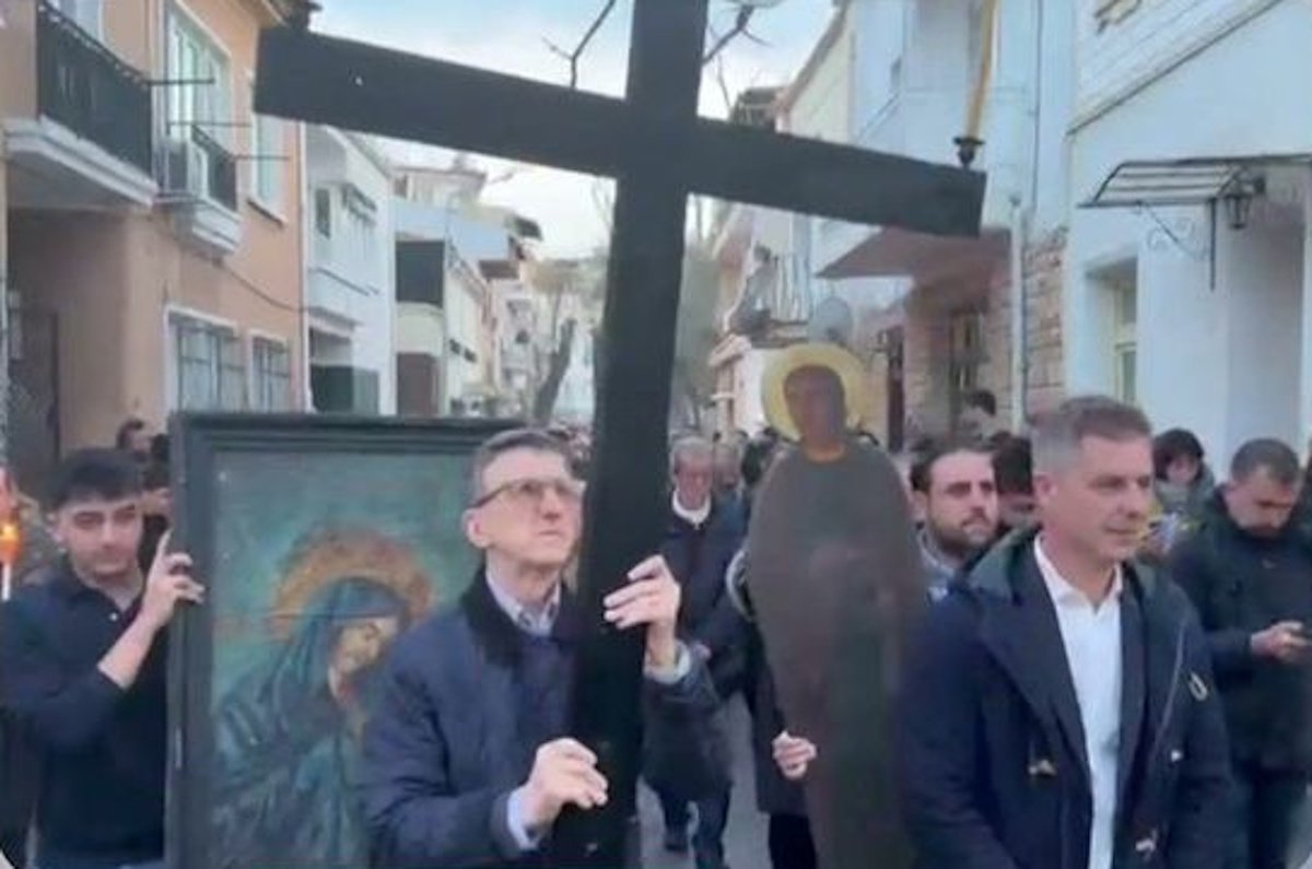 Η περιφορά του Επιταφίου στην Πρίγκηπο – Ο Άρης Πορτοσάλτε κράτησε μπροστά τον σταυρό