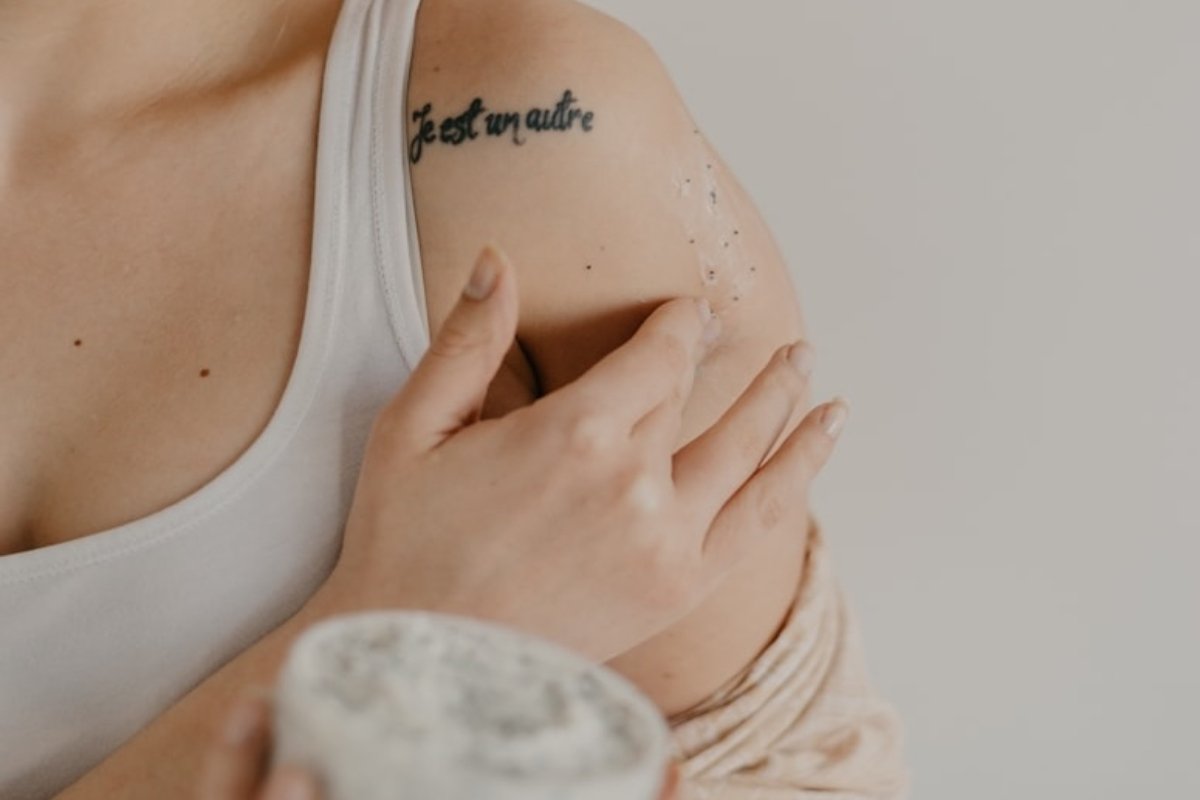 3 εναλλακτικοί τρόποι να κάνεις απολέπιση στο σώμα χωρίς scrub