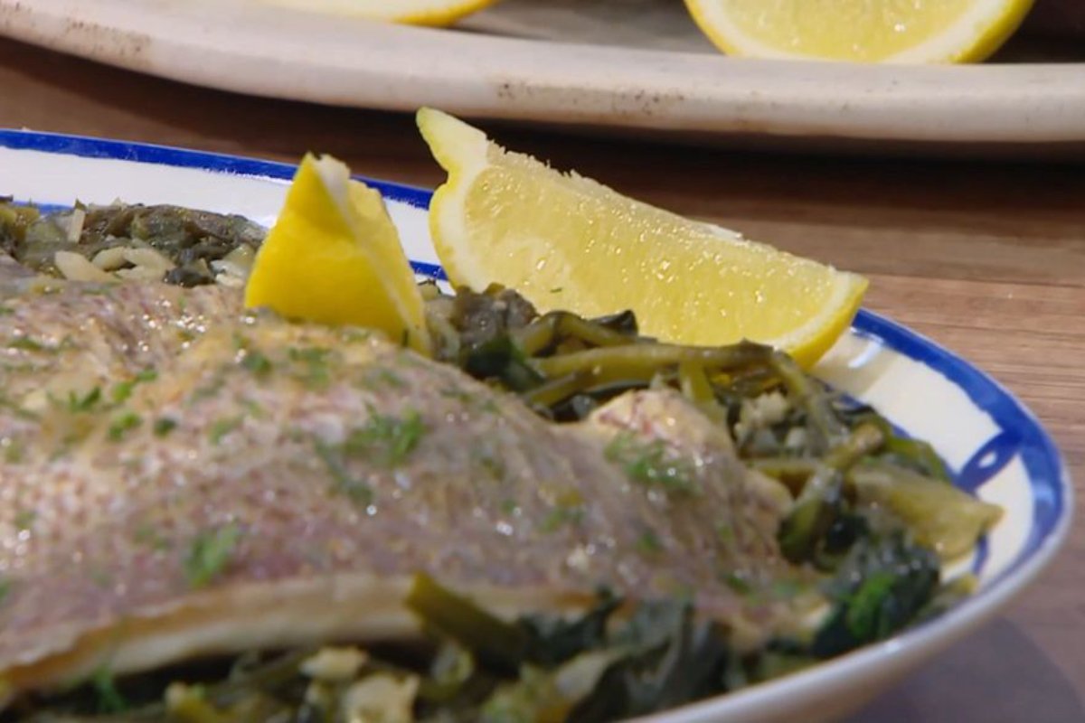 Συνταγή: Φαγκρί φρικασέ με ανοιξιάτικα χόρτα και βελούδινο αβγολέμονο