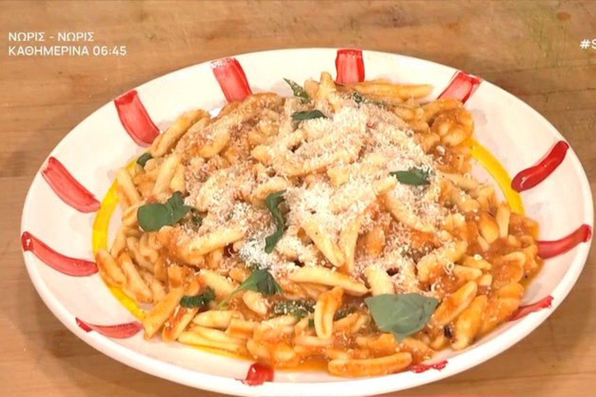 Συνταγή: Σκιουφιχτά με σάλτσα ντομάτας και μυζήθρα – Άρωμα Κρήτης στο πιάτο σου!