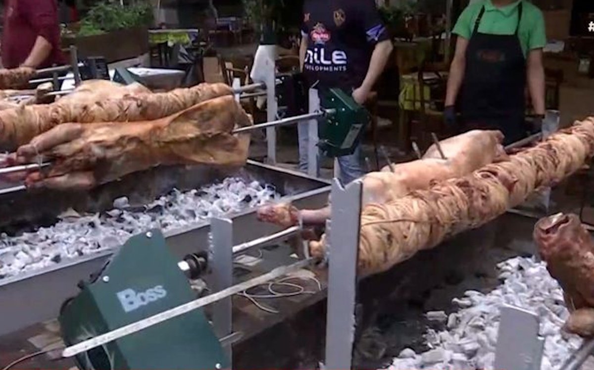 Κυριακή του Πάσχα: Σούβλες, γλέντι και κέφι και γιορτινή ατμόσφαιρα σε κάθε γωνιά της χώρας