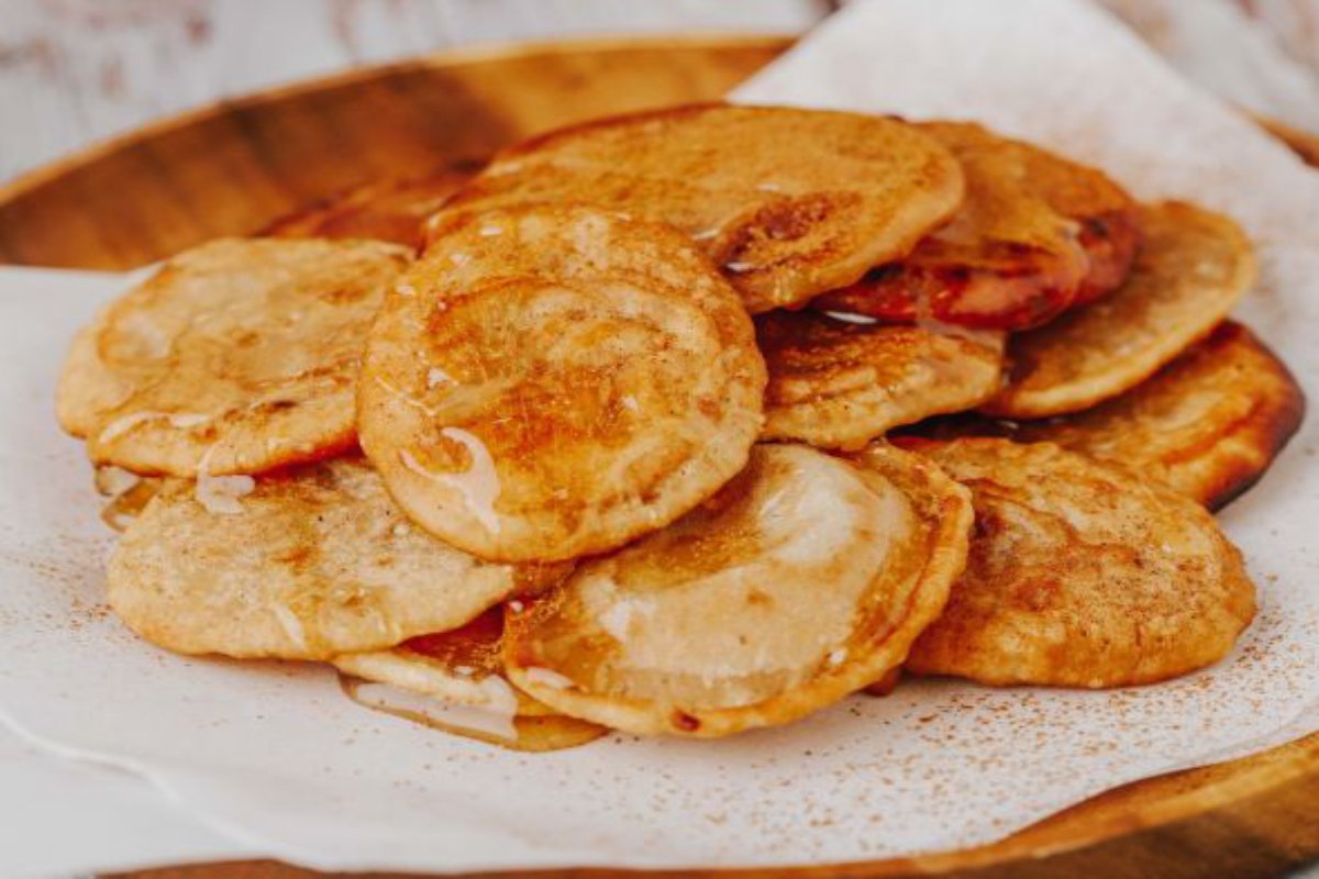 Συνταγή: Τηγανίτες με φέτα, μέλι και κανέλα που απογειώνουν το brunch σου!