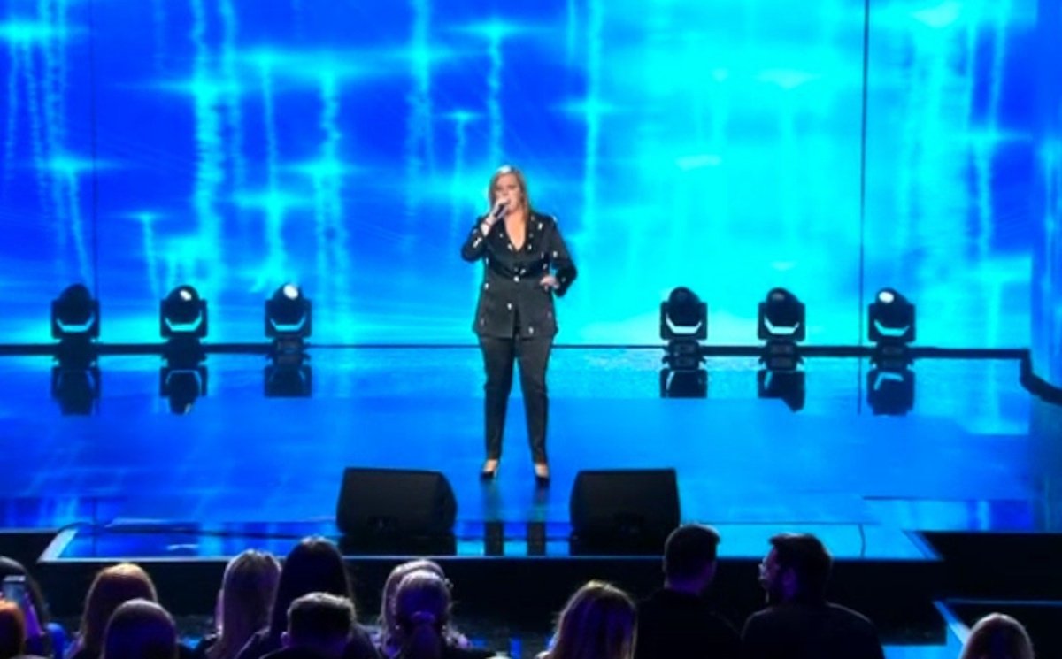 J2US: Έστησε το πιο ξεσηκωτικό γλέντι η Γωγώ Τσαμπά – «Έλα το εθνικό είδωλο!»