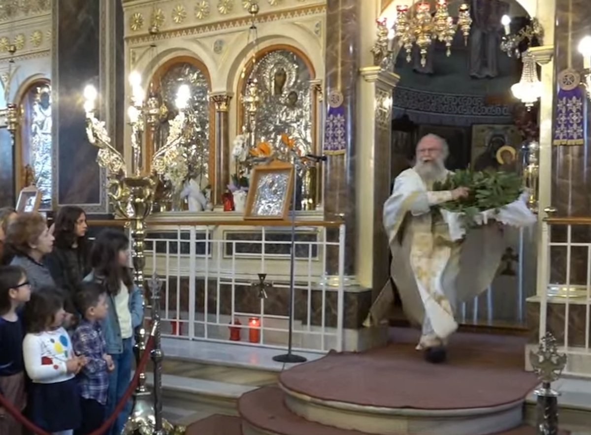 Χίος: Ο «ιπτάμενος ιερέας» εντυπωσίασε ξανά στην Πρώτη Ανάσταση