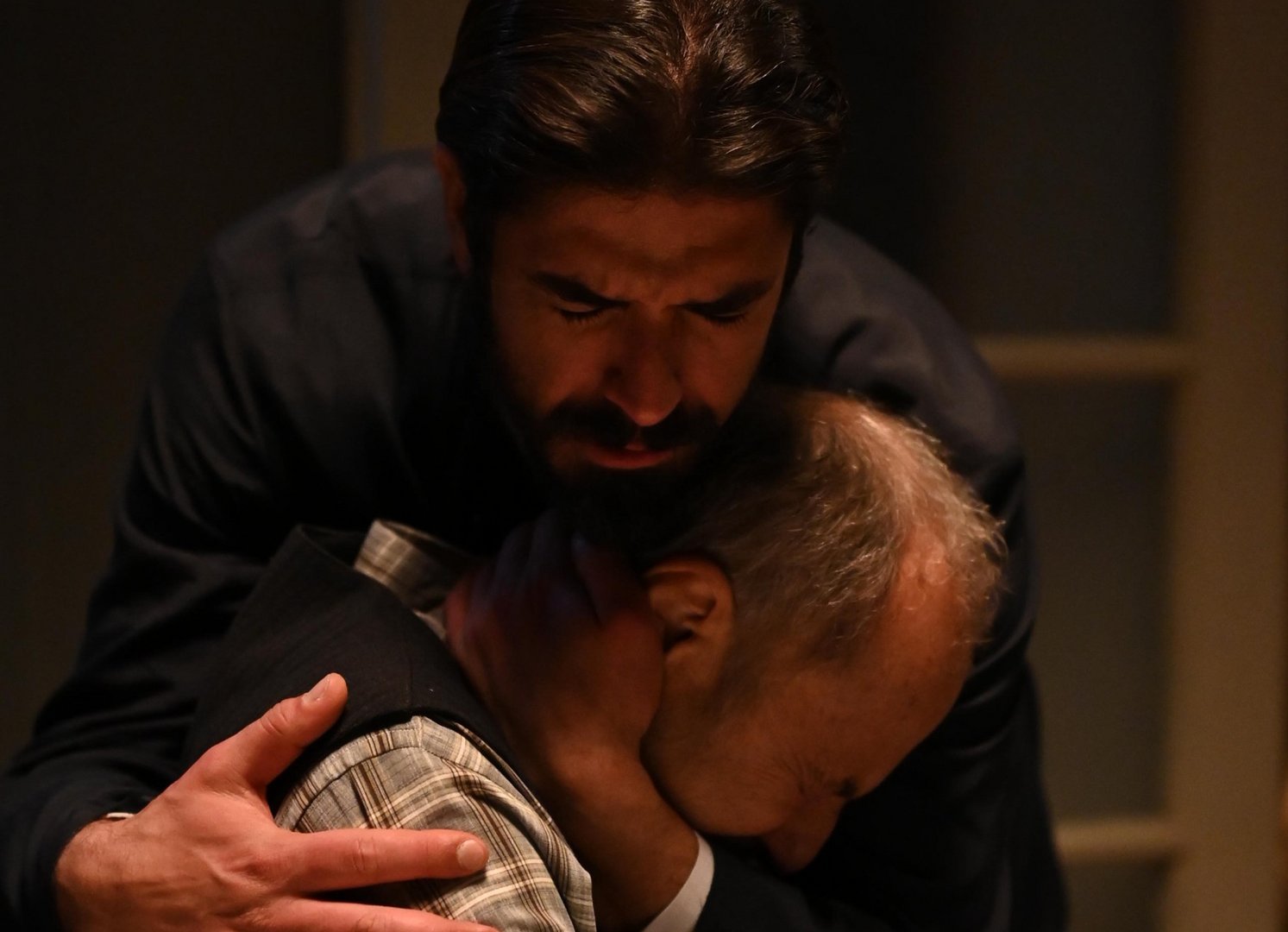 Άγιος Έρωτας 6/4: Ο Λεωνίδας καταρρέει όταν μαθαίνει για το χαμό της κόρης και της γυναίκας του