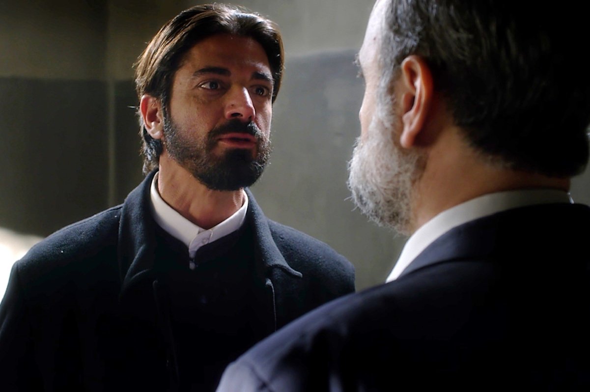 Άγιος Έρωτας spoiler: Ο Παύλος εισβάλλει στο σπίτι του Νικόλαου και τον σημαδεύει με όπλο!