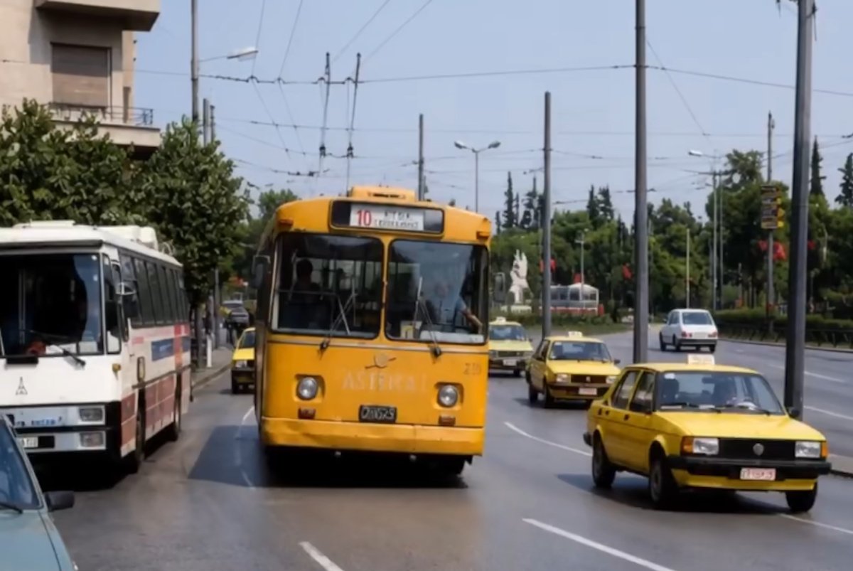 Αθήνα 1987: Το AI ζωντάνεψε την πόλη με τα κίτρινα τρόλεϊ και τα Fiat ταξί