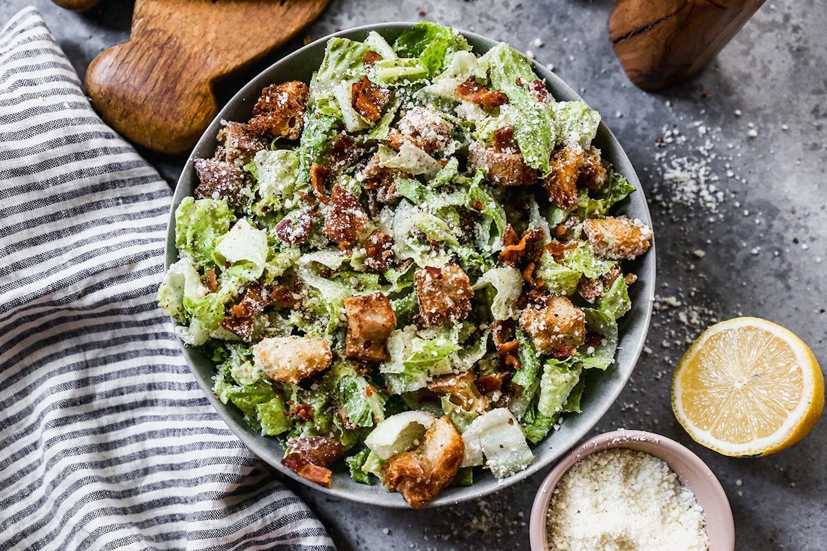 Τελικά η Caesar salad παχαίνει; Η αλήθεια πίσω από τη σαλάτα που δεν είναι πάντα τόσο «αθώα»