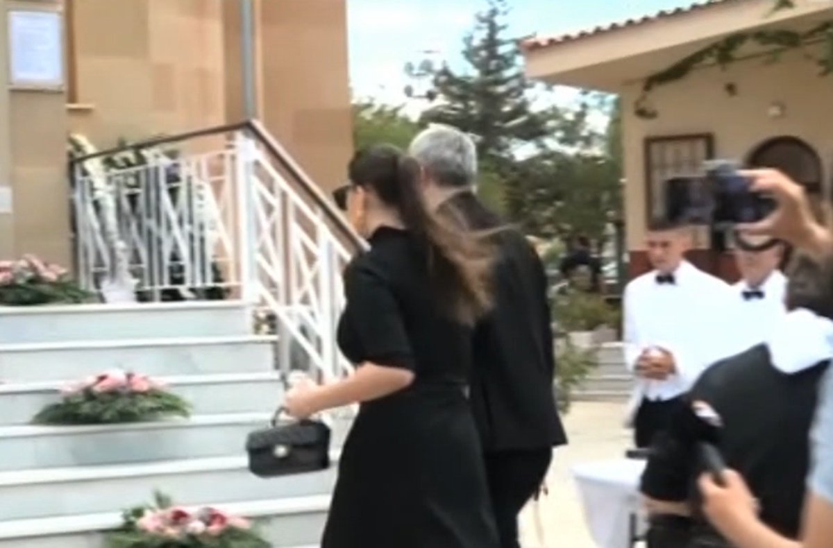 Γωγώ Μαστροκώστα: Έφτασε στην εκκλησία η κόρη της Βικτώρια Δέλλα