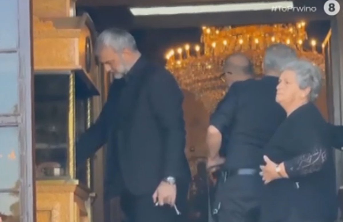 Γωγώ Μαστροκώστα: Συντετριμμένος ο Τραϊανός Δέλλας  στο πιο δύσκολο «αντίο» – Η σπαρακτική εικόνα στο Ελληνικό