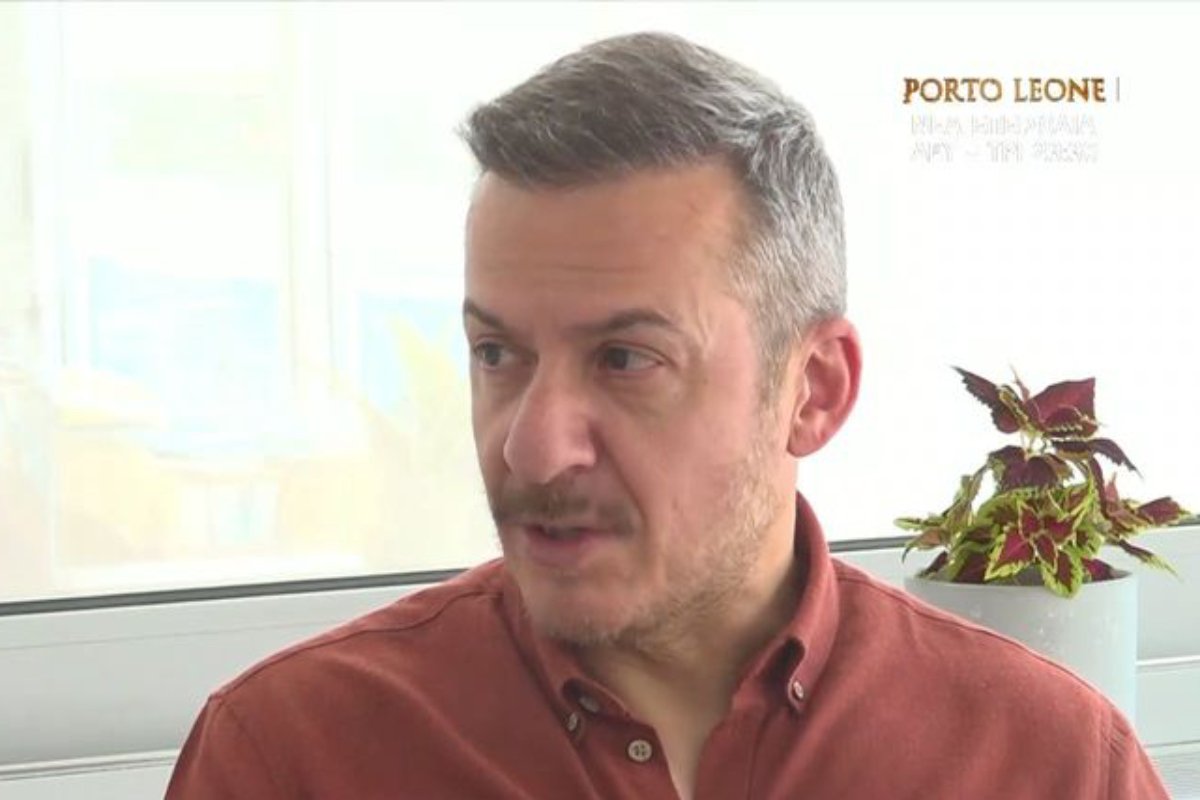 Πάνος Δημάκης: «Σαν παιδί ήμουν ένα… κοινωνικό φυτό – Δεν είναι η ζωή μόνο μελέτη»
