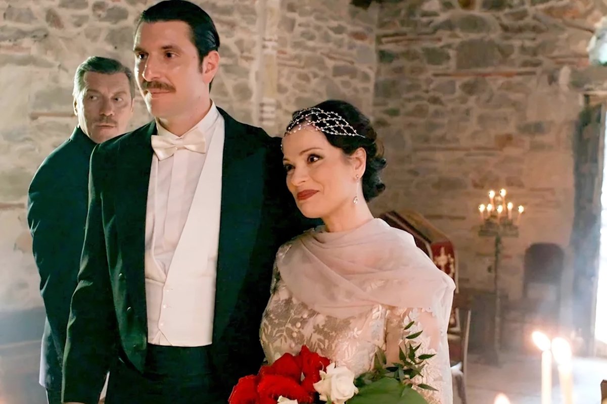 Grand Hotel – Κεντάει το Χ με τον γάμο Κυβέλης: «Αυτοί δεν έχουν τον Θεό τους και θέλουν την ευχή Του. Θεέ μου σχώρα με!»