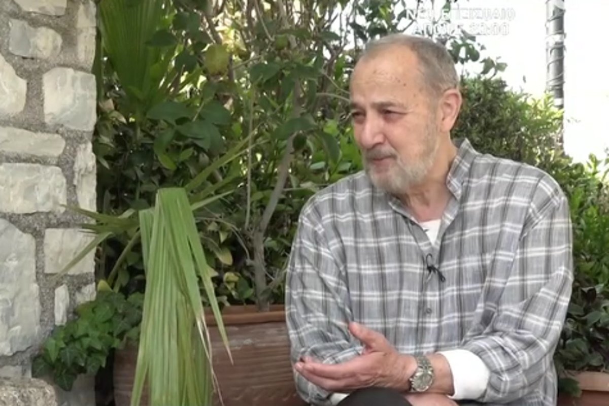 Στέλιος Μάινας: «Το παιδικό τραύμα δεν φεύγει εύκολα» – Η συγκλονιστική εξομολόγηση για τον πατέρα του και τη ζωή
